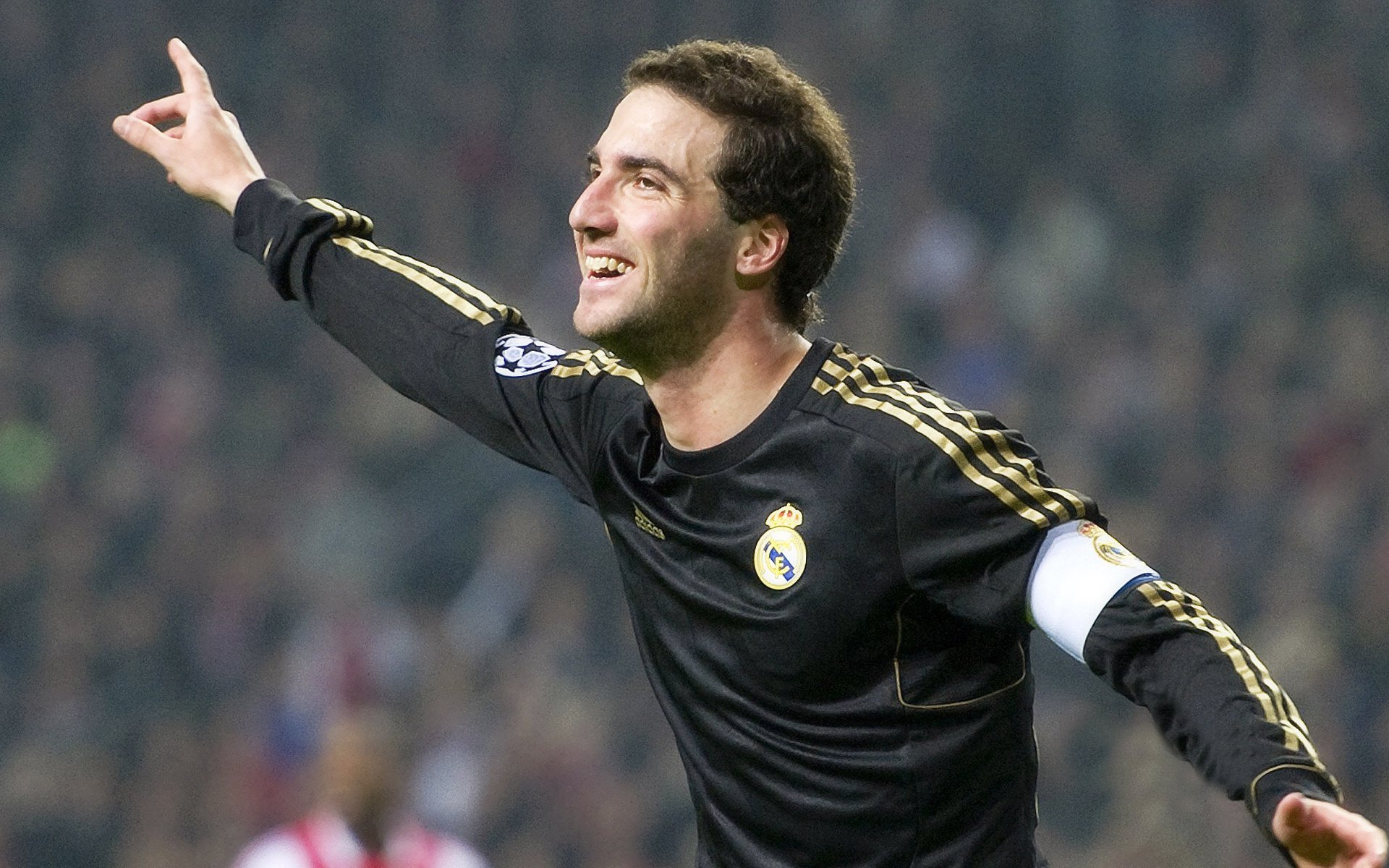 温网巅峰对决，阿尔卡拉斯逆转德约科维奇，新生代终夺草地王冠