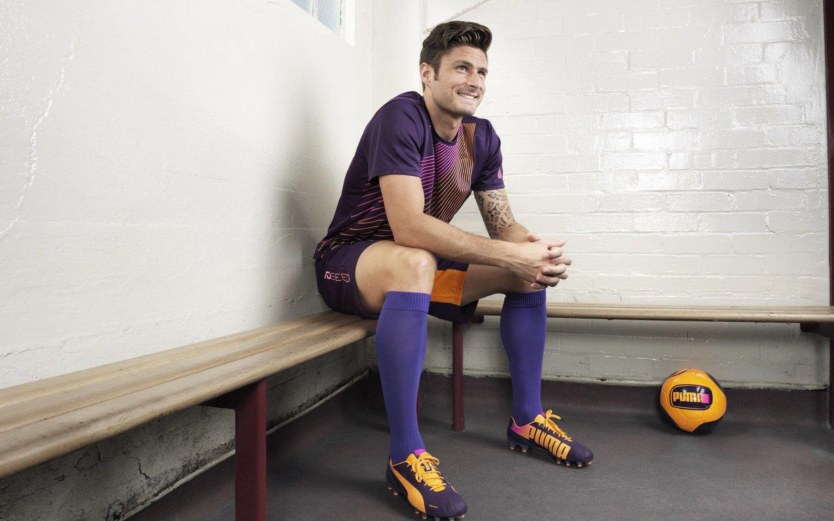 战术慧眼，滕哈格位置改造，伦施从青训中卫到成年队边卫的蜕变之路